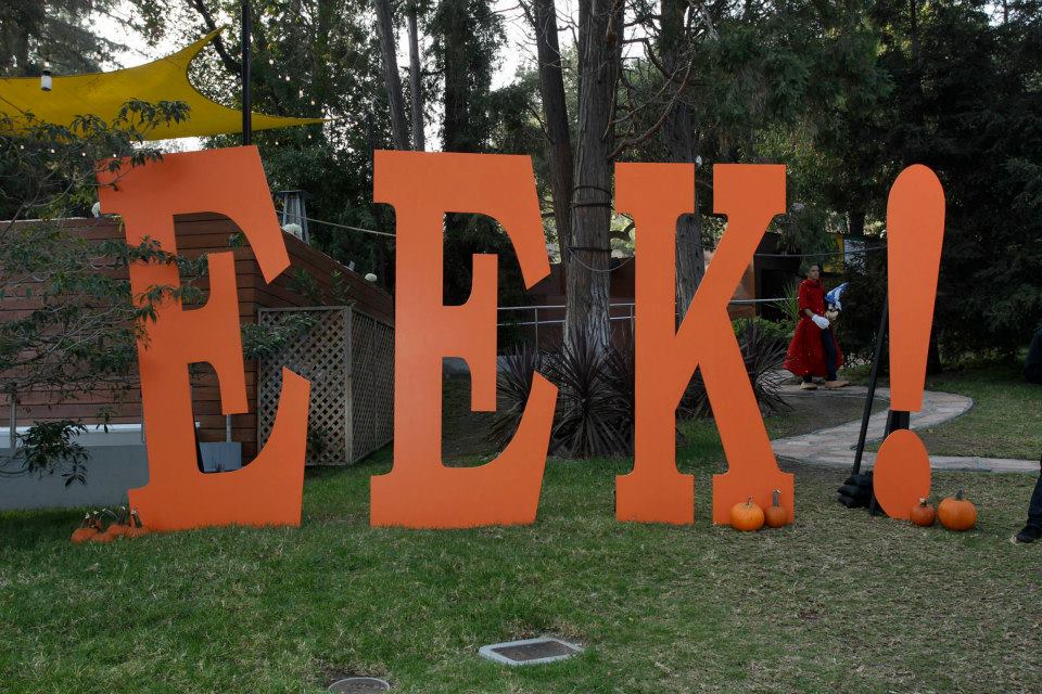 eek-at-the-greek-sign