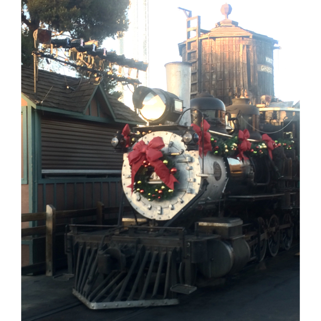 Knotts-Merry-Farm-Train-Christmas
