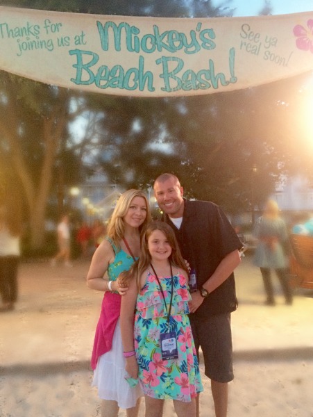 mickeys-beach-bash-family-photo