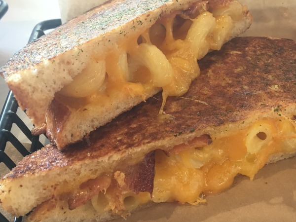 the-melt-mac-daddy-grilled-cheese