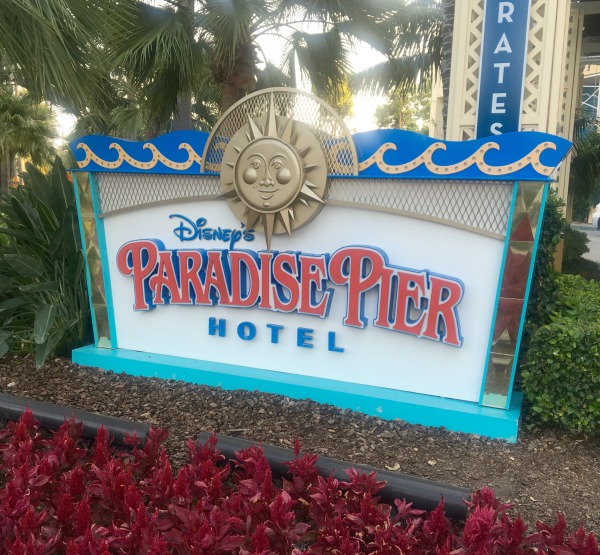 disney-social-media-moms-paradise-pier-sign