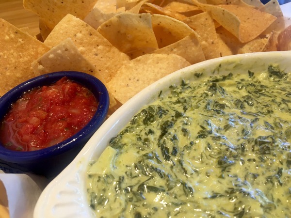 islands-restaurant-spinach-and-artichoke-dip