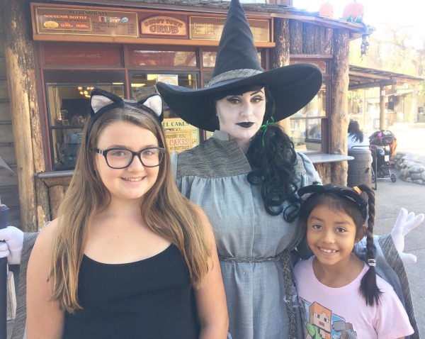 knotts-spooky-farm-pose-with-witch