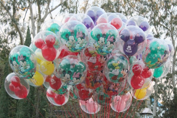 disneyland-holidays-balloons