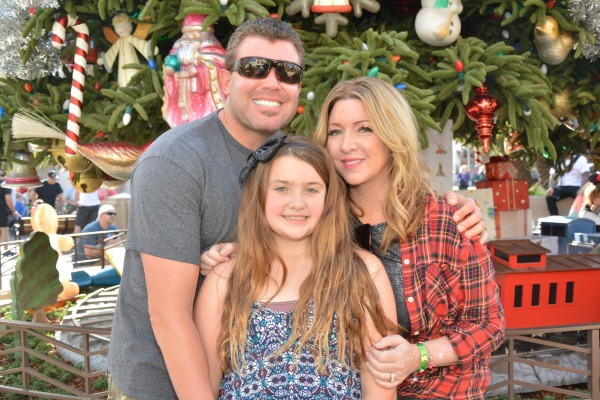 holidays-at-disneyland-resort-family-picture