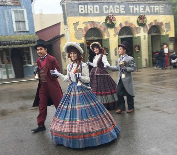 knotts-merry-farm-carolers