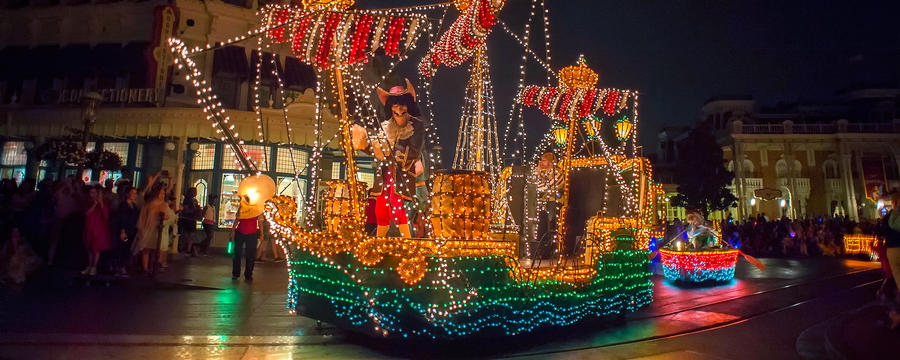 main-street-electrical-parade-ship