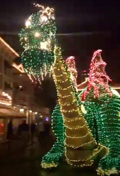 main-street-electrical-parade-petes-dragon