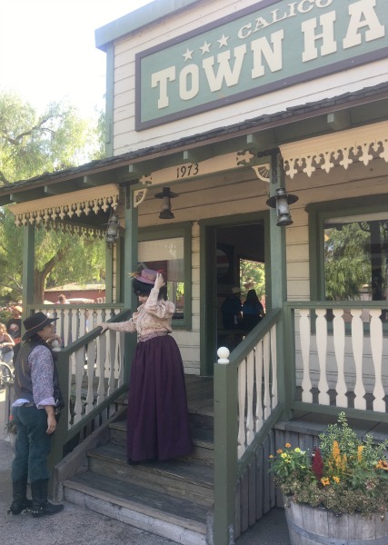 knotts-ghost-town-alive-town-hall