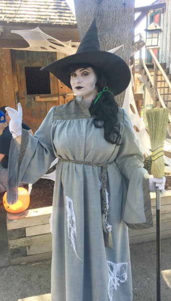 knotts-spooky-farm-witch