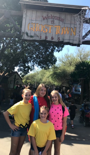 knotts-spooky-farm-entrance