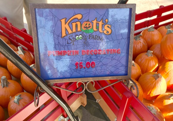 knotts-spooky-farm-pumpkin-decorating