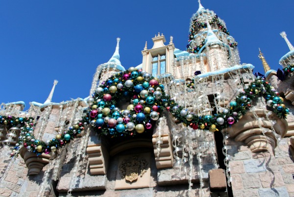 disneyland-holidays-sleeping-beauty-castle-adorned