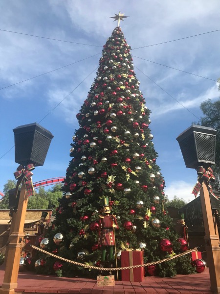 knotts-merry-farm-christmas-tree