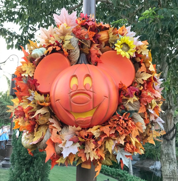 mickeys-not-so-scary-halloween-party-decorations-2